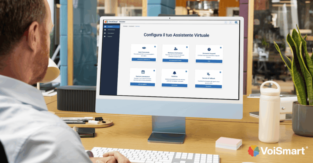 Operatore in ufficio configura il voicebot VoiSmart