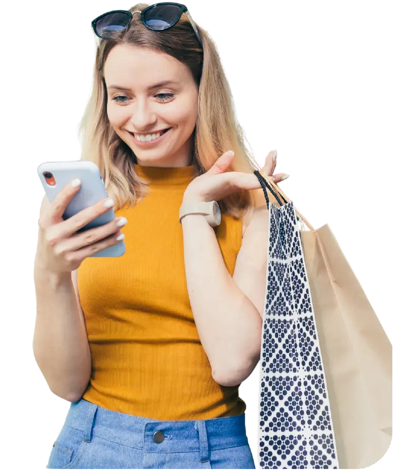 Ragazza nel centro commerciale utilizza cellulare con strumenti digitali